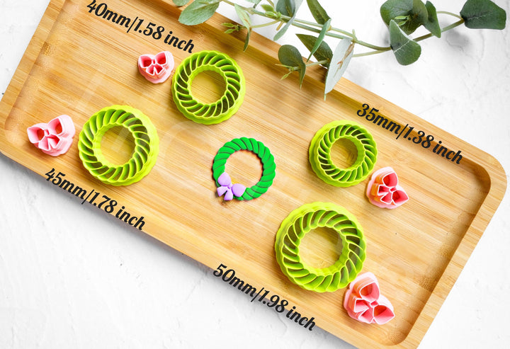 Christmas Wreath Clay Cutter Set: Embossed Scallop Design